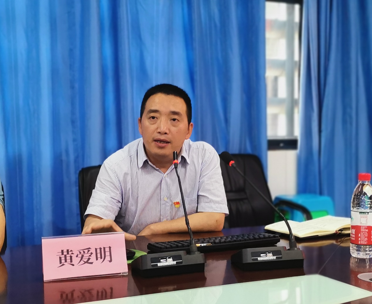 桌子前坐着的人低可信度描述已自动生成 桌子前坐着的人低可信度描述已自动生成