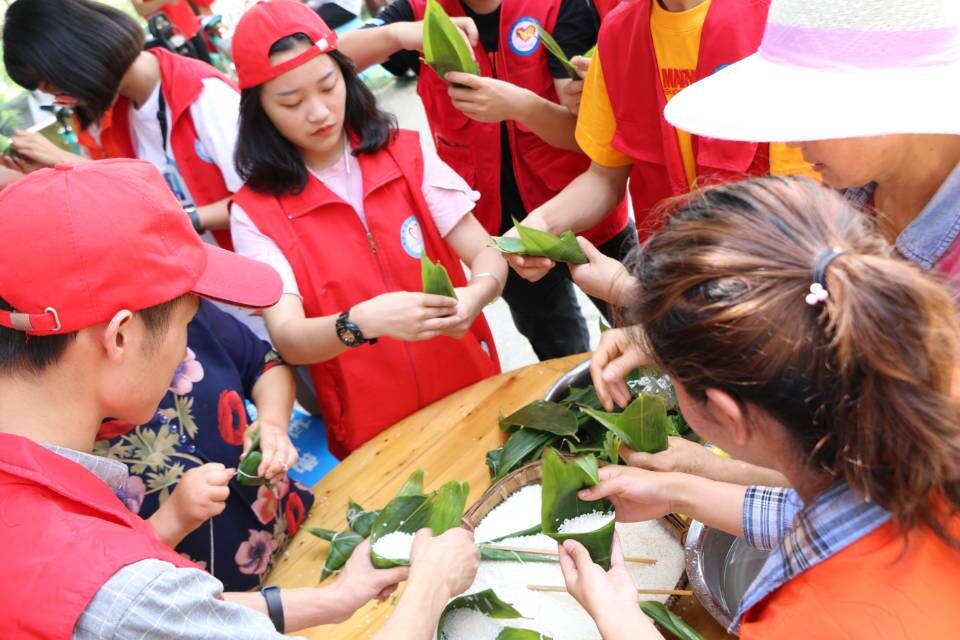 包粽子比赛现场