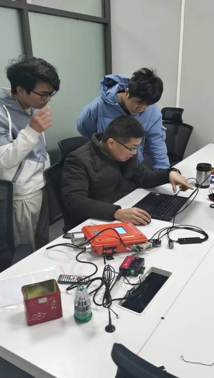 我院师生赴企业现场调试设备 我院师生赴企业现场调试设备
